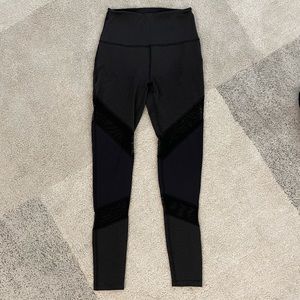 Beyond yoga long leggings in subtle dark gray pattern with mesh details